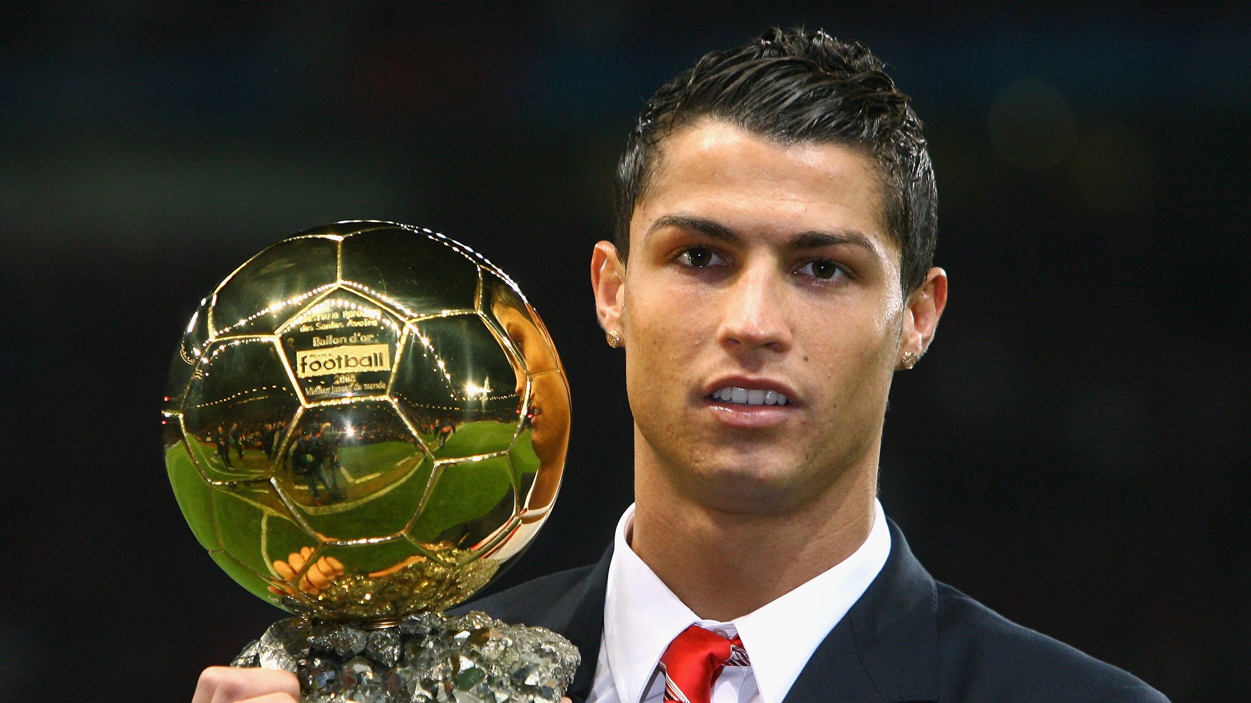 “AI越位+裁判头戴摄像：技术革新引发热议”